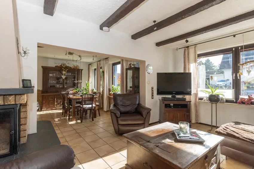 Offener Wohn-Essbereich mit Kamin