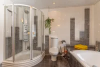 Badewanne und Dusche