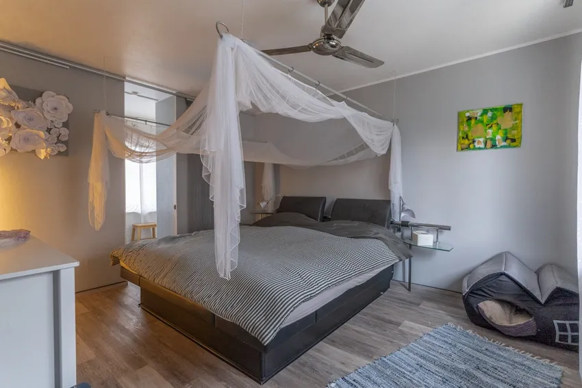 Schlafzimmer mit Ankleide und Balkonzugang