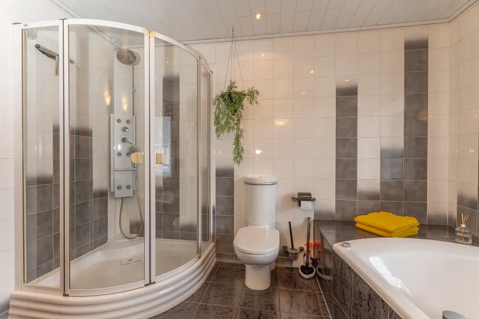 Badewanne und Dusche