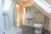 Tageslichtbad mit Dusche im DG