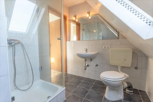 Tageslichtbad mit Dusche im DG