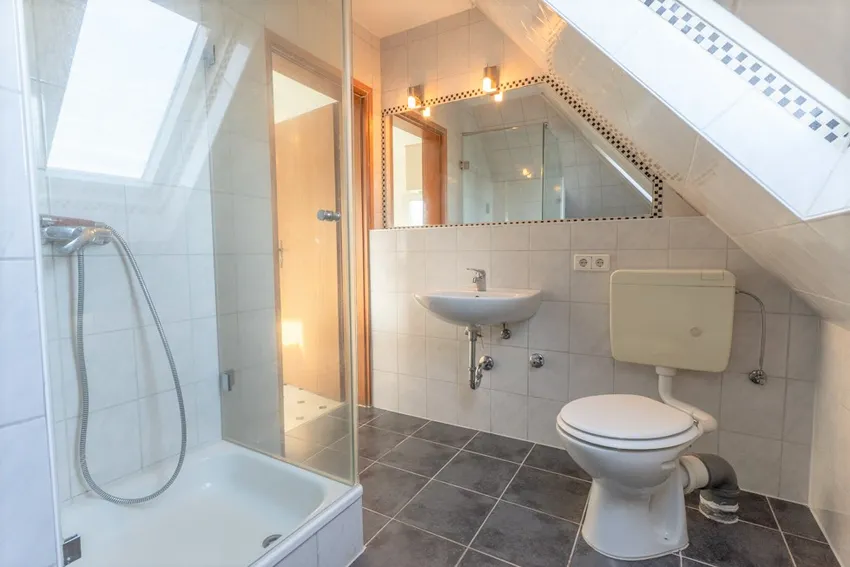 Tageslichtbad mit Dusche im DG