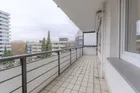 Der ca. 12m² große überdachte Balkon