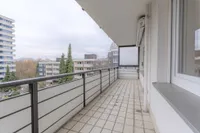 Der ca. 12m² große überdachte Balkon