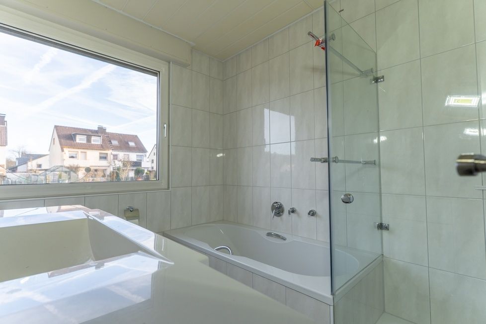 Modernes Tageslichtbad im EG