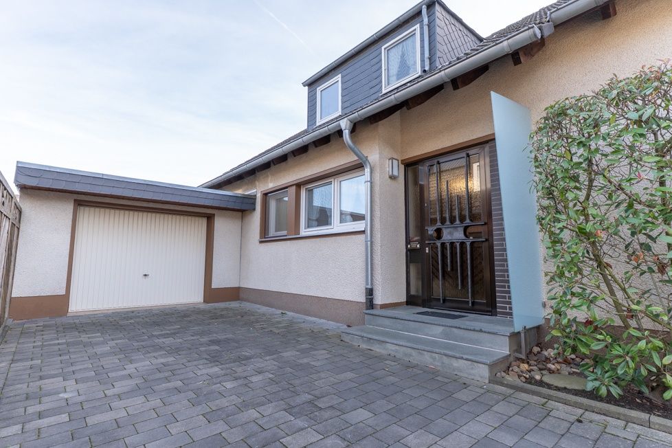 Hauszugang und Garage