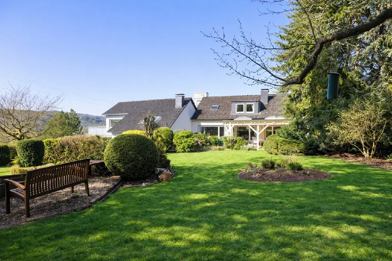 Der wunderschöne Garten mit Gartenhaus und Feuerstelle