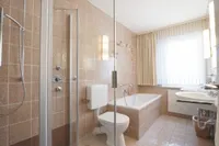 Das Bad mit Glasdusche im EG