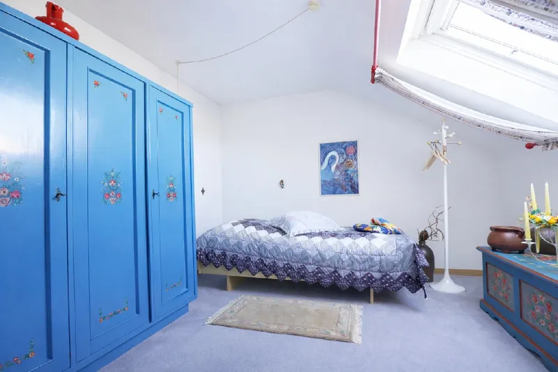 Ein gemütlicher Schlafraum im DG