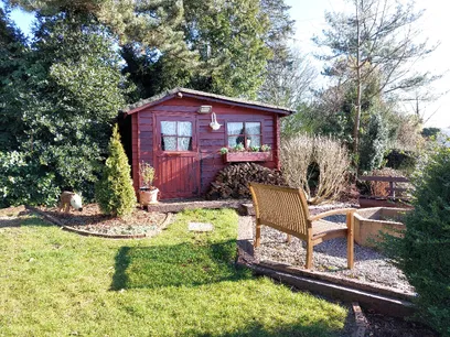 Die Gartenhütte mit zusätzlichem Sitzplatz