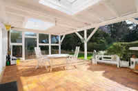 Blick auf die große und überdachte Terrasse