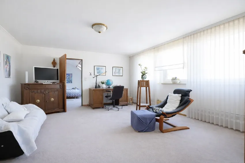 Ein großzügiger Wohnraum im DG