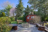 Die Gartenhütte mit zusätzlichem Sitzplatz