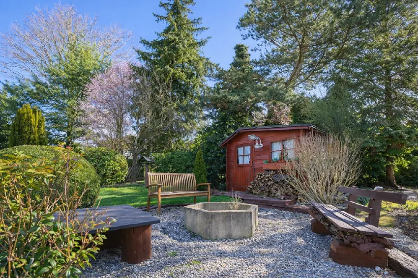 Die Gartenhütte mit zusätzlichem Sitzplatz