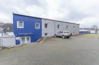 Haupteingang mit PKW- Stellplätze