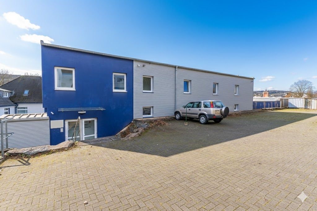 Haupteingang mit PKW- Stellplätze