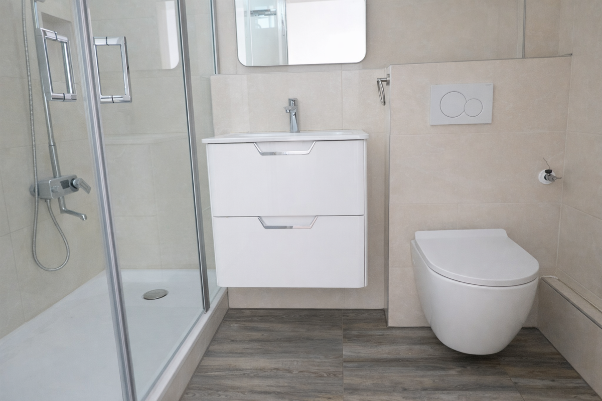 Wohnzimmer mit Balkonzugang - EG