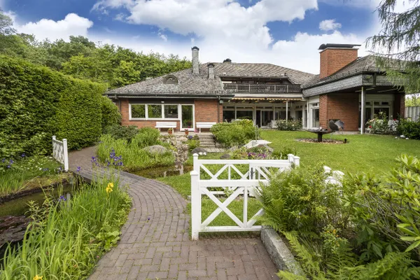 Ca. 480 m² Nutzfläche zzgl. 300 m² Keller