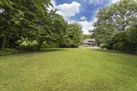 Das ca. 3800 m² großes Grundstück bietet Platz für Parkflächen