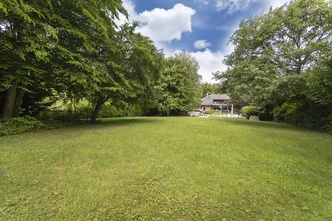 Das ca. 3800 m² großes Grundstück bietet Platz für Parkflächen