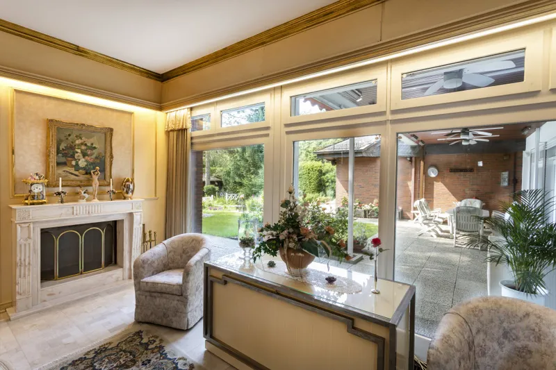 Besprechungsraum mit Zugang zur teilüberdachten Terrasse