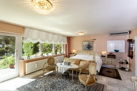 Separater Besprechungsraum im EG ...