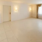 Besprechungsraum mit angrenzendem WC im EG rechts