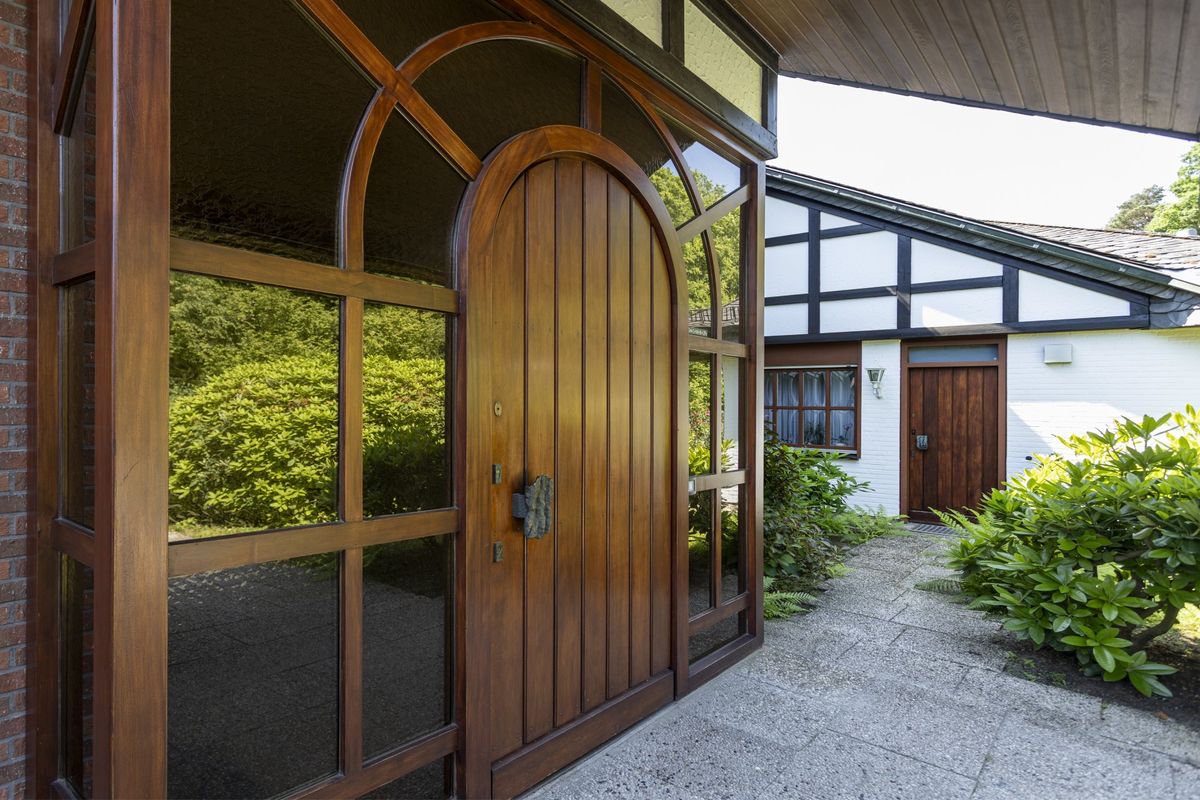 Separate Zugänge zum Haupt- und Nebentrakt