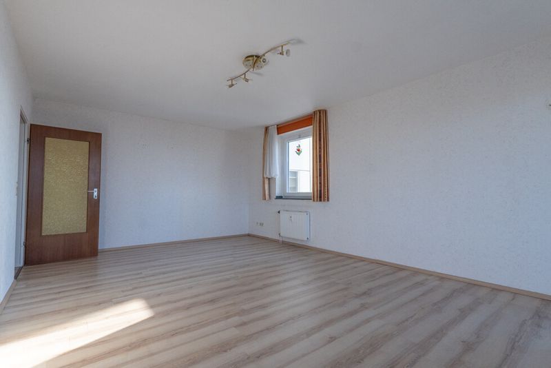 Blick von der Loggia zurück in das Wohn-Esszimmer