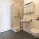 Das modern geflieste Duschbad