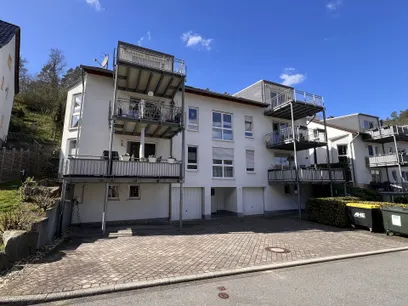 Rückansicht + PKW-Stellplätze