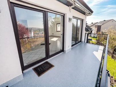 Der ca. 9 m² große  Balkon