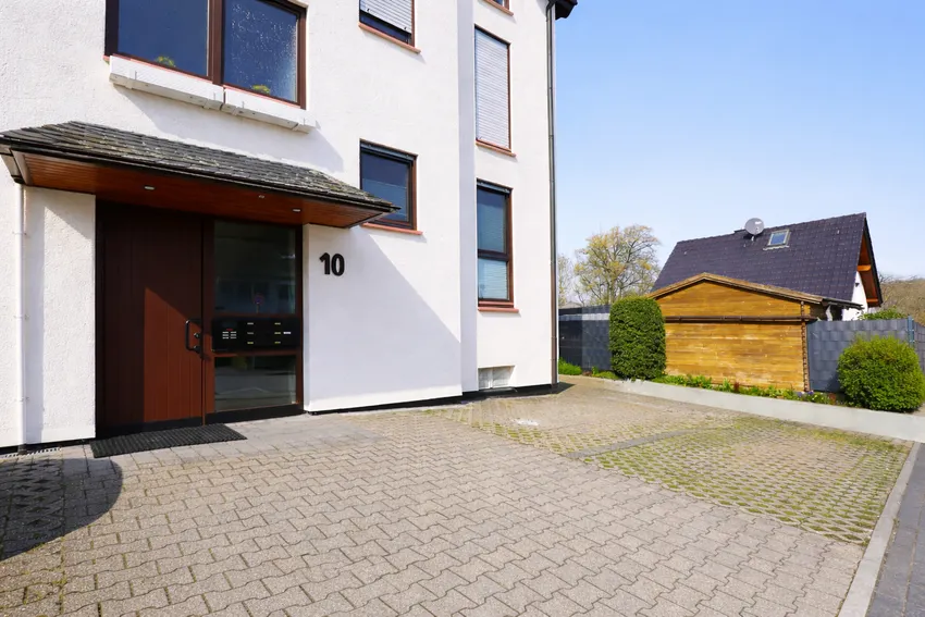 PKW- Stellplatz vor dem Haus
