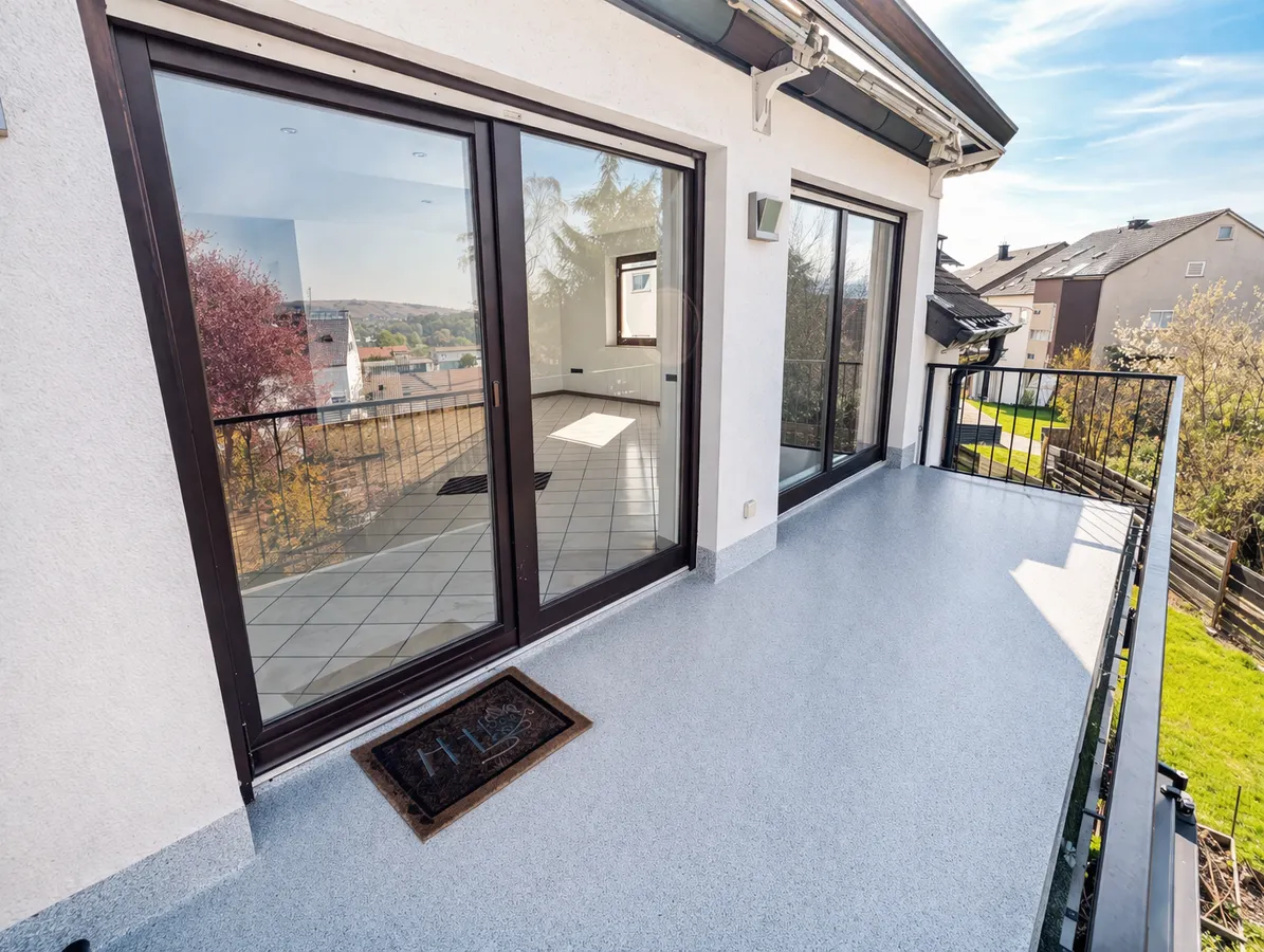 Der ca. 9 m² große  Balkon