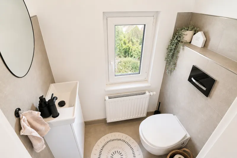 Gäste-WC mit Fenster