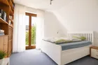 Schlafzimmer/ Angrenzende Ankleide mit Balkonzugang