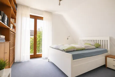 Schlafzimmer/ Angrenzende Ankleide mit Balkonzugang