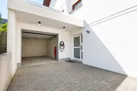 Hauszugang und Garage