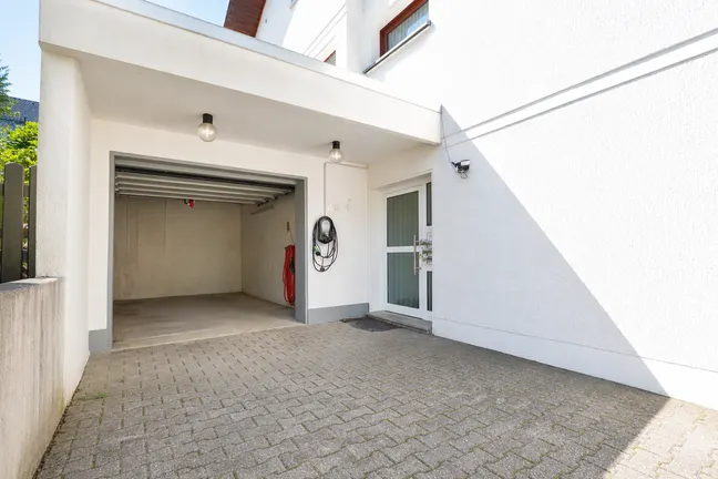 Hauszugang und Garage