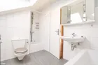 Tageslichtbad mit Dusche und Badewanne im DG