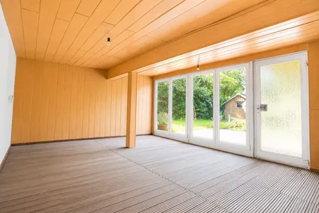 Große bodentiefe Fenster zum Garten