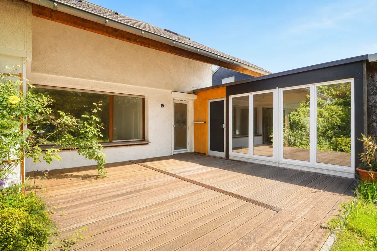 Terrasse mit Zugang zum Hobbyraum