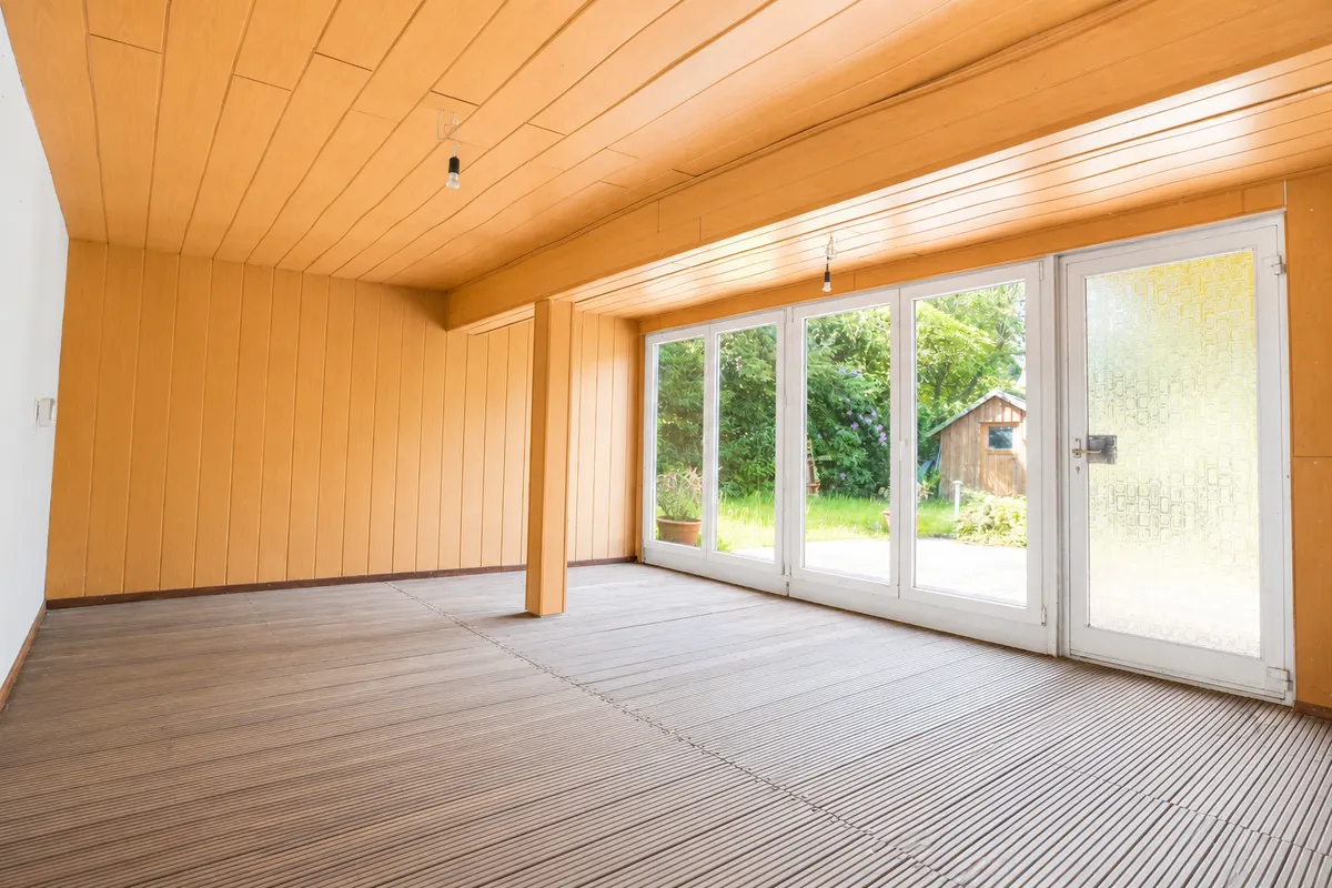 Große bodentiefe Fenster zum Garten