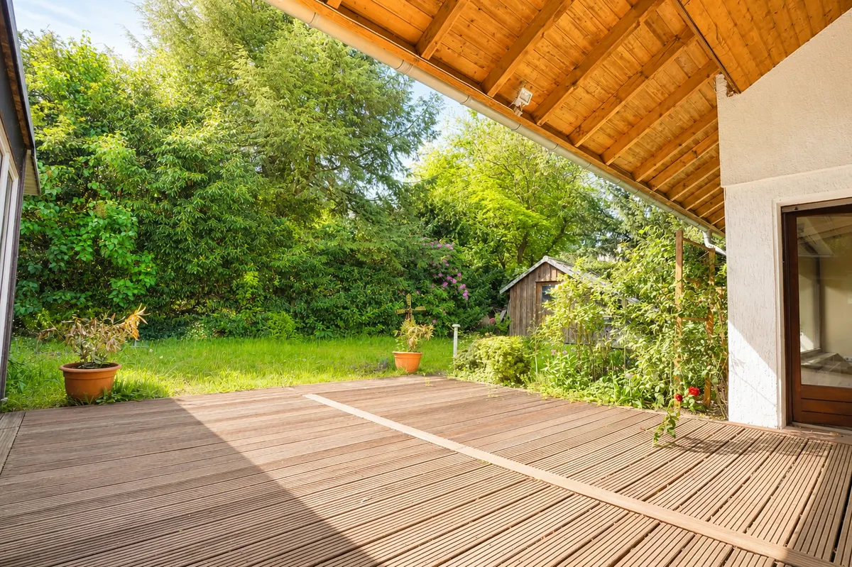 Terrasse mit angrenzenden Garten