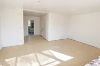 Blick vom Balkon zurück ins Wohnzimmer
