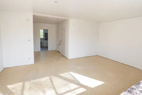 Blick vom Balkon zurück ins Wohnzimmer