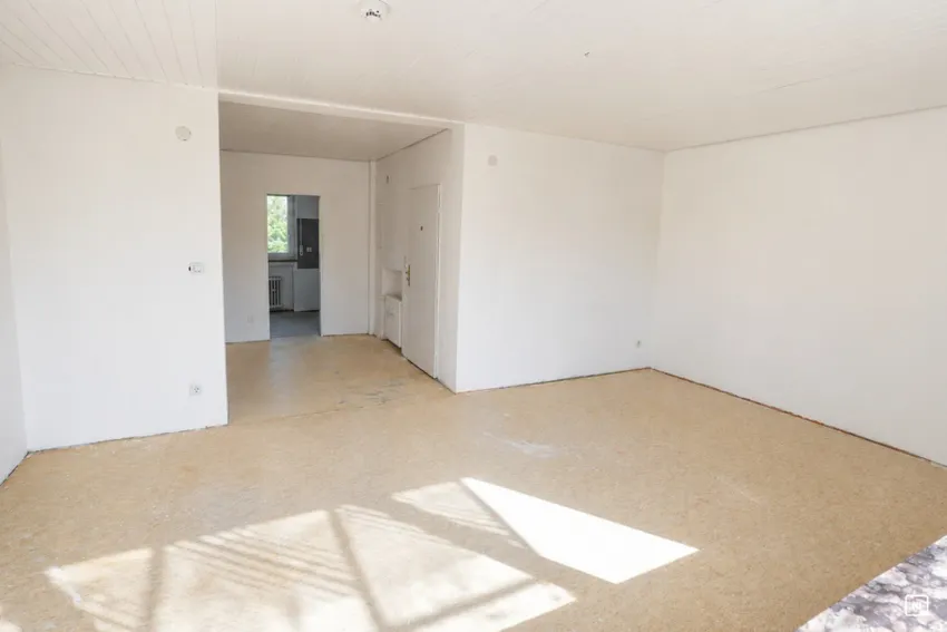 Blick vom Balkon zurück ins Wohnzimmer