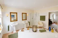 Badewanne und Dusche