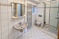 Das T0000ageslichtbad mit Dusche